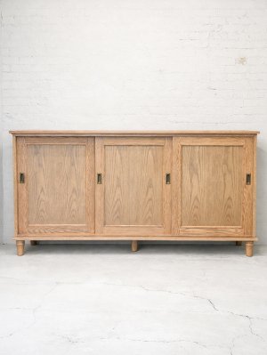 レッドオーク無垢材を使った、引き戸キャビネット