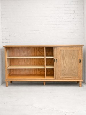 スライド扉の中に可動棚を入れた収納力のあるサイドボードです。