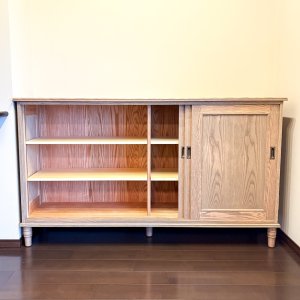 スライド扉では広々使える壁面収納家具です。