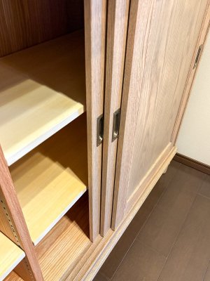 スライド扉の中には可動棚を2枚入れました。