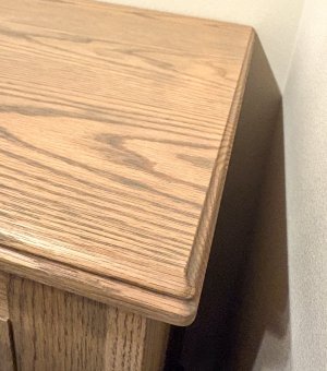 天板の縁にはモールディングカット。