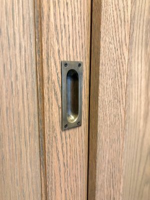 シンプルな真鍮取っ手がレトロな雰囲気。