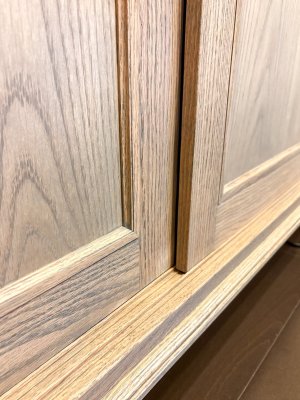 モールディングで装飾したレトロなキャビネット。