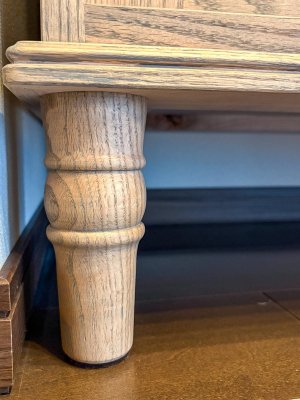 細いろくろ足で足元をスッキリさせたキャビネット。