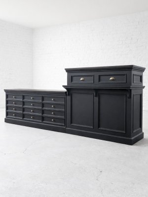 東京の帽子屋さんに納品させていただいた展示台＆レジ台のセット。