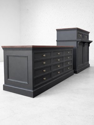 展示台は引出しフェイクの装飾を施してあります。