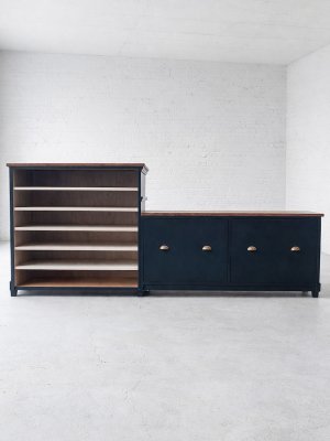 レジ台には細かな可動棚と、展示台には深い引き出しを設置しました。