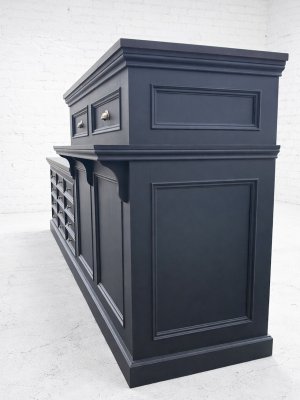 モールディング装飾を使ったアンティーク調デザインの店舗家具です。