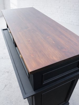 レジ台の天板はヴィンテージ感のあるパイン材