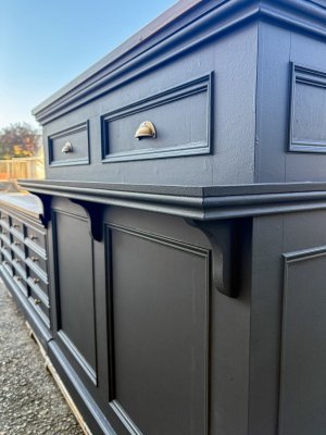 正面には荷物置きやディスプレイに使えるシェルフ付き