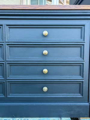 モールディング装飾を使ったアンティーク調デザインの店舗家具です。