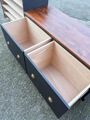 展示台の収納は、深い引出し。