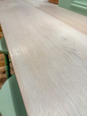 ホワイトオーク材のテーブル、ホワイトウォッシュ色ウレタン仕上げ。