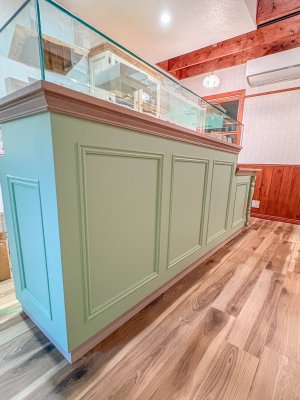 非冷蔵のガラスショーケースをセットで製作したレジカウンターです。