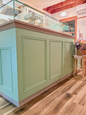 ケーキ屋さんやお菓子屋さん向けの店舗家具をオーダーメイドしております。