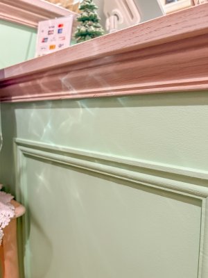 天板はホワイトオーク材、本体はお店のコンセプトカラーで塗装しました。