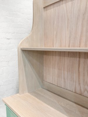 上段はホワイトオーク材を使った棚。