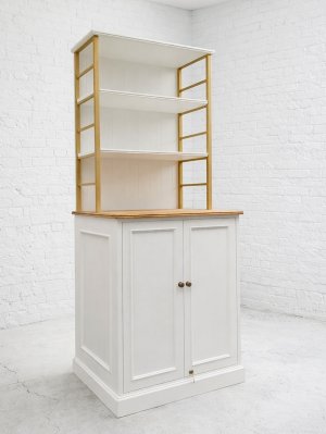 アンティーク調デザインの店舗什器をオーダーメイドしております。