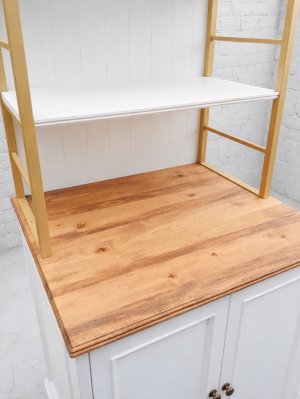 パイン材の天板、ナチュラルな印象をプラス