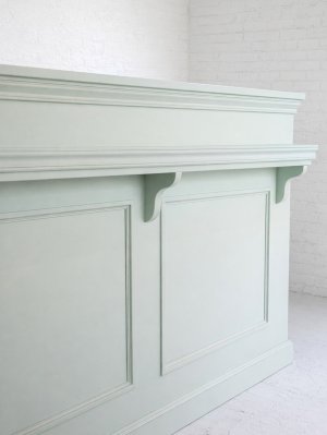 モールディングを使ったアンティーク調デザインの店舗家具を製作します。