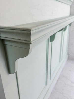 正面にはおしゃれなシェルフがあり、商品陳列や荷物置きに。