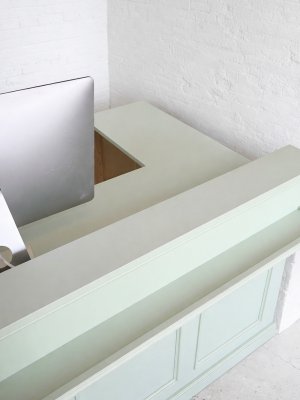 奥に一段下がった作業カウンターがあり、梱包作業に活躍します。