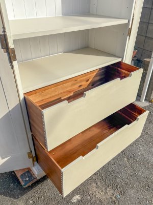 下段の大きなチェスト、底引きスライドレールです。