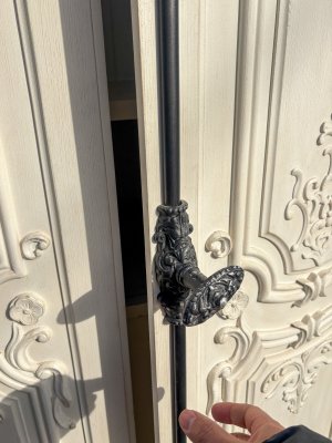 ハンドルをひねって開閉します。