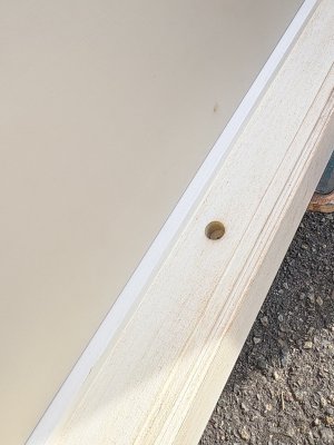 上下に、グレモン錠が刺さる孔が空いています。