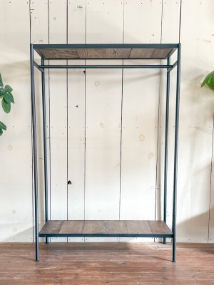 ハンガーをかけるバーと、上下が棚になっています。