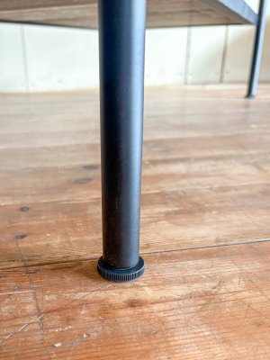 足元にアジャスター付き。