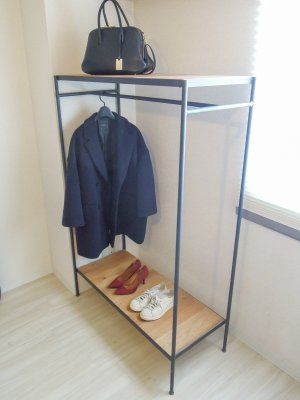 ハンガーバーと、靴や棚をおける棚が付いたラック。