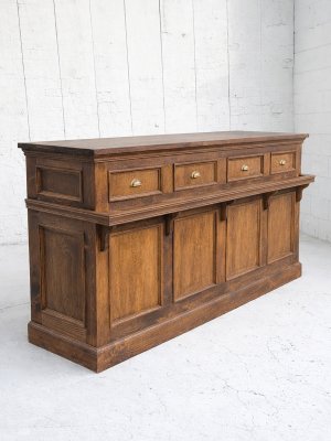 様々な店舗で活躍するレジカウンターを製作しております。