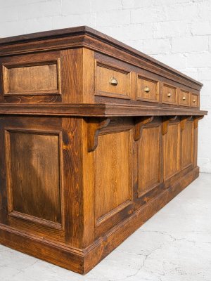 ヨーロッパのパブやホテルをイメージした重厚なアンティーク調デザイン