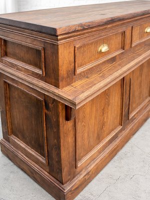 正面にはモールディングで飾った小さな棚が付いています。