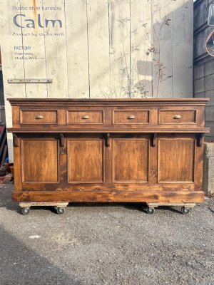 パイン無垢材を使った温かみのあるウッドカウンターです。