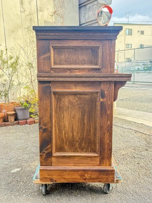 モールディングで装飾したクラシックアンティーク調家具