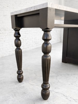 ろくろ足を使ったかわいいネイルデスクです。