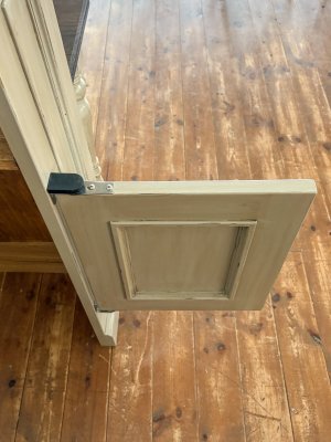 スタッフが行ったり来たりできるスイングドア。