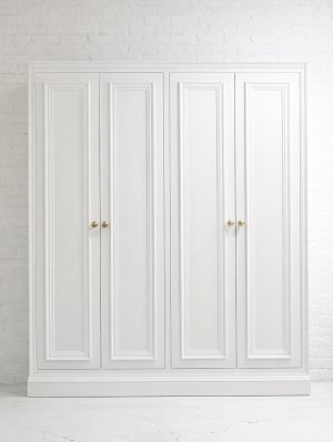 外枠と扉をモールディングで装飾したアンティーク調デザインの靴箱。