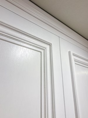 モールディングで立体的に装飾したアンティーク調特注家具です。