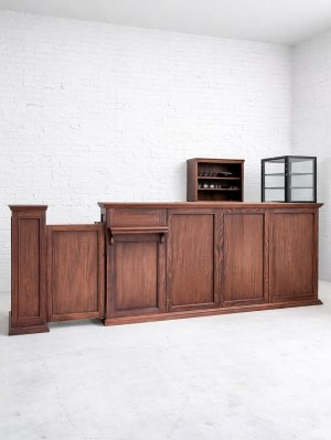 冷蔵ショーケースを置いて、収納とスイングドアを備えたショップカウンターです。