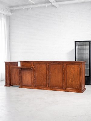 天然木を使ったアンティーク調デザインの受付カウンター製作お任せ下さい。