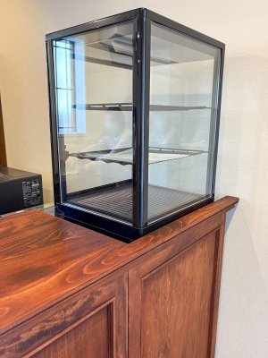 卓上冷蔵ショーケースを設置できるおしゃれな特注レジカウンター。