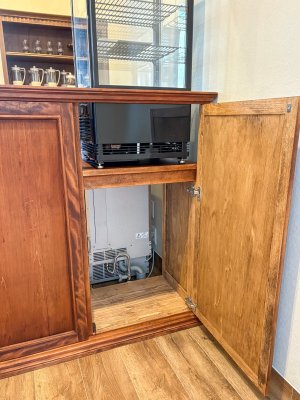 正面側が扉になっていて、収納として利用できます。