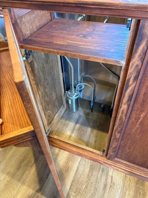 荷物棚がついた部分も扉収納になっています。