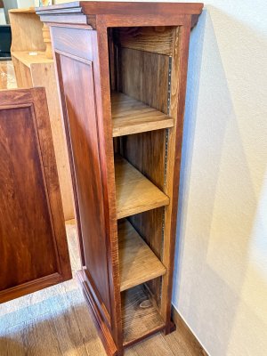 スリムキャビネットも棚になっていて、細かな収納に。