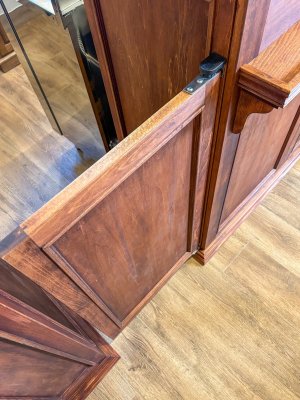 店内とお客様スペースを間仕切るスイングドア。