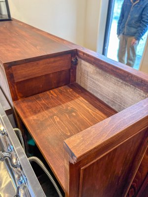 キャッシャーやレジを収めるスペースは堀り込んであります。