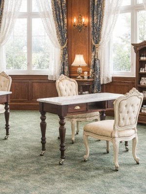 クラシックな空間にぴったりのネイルテーブルを特注製作しました。